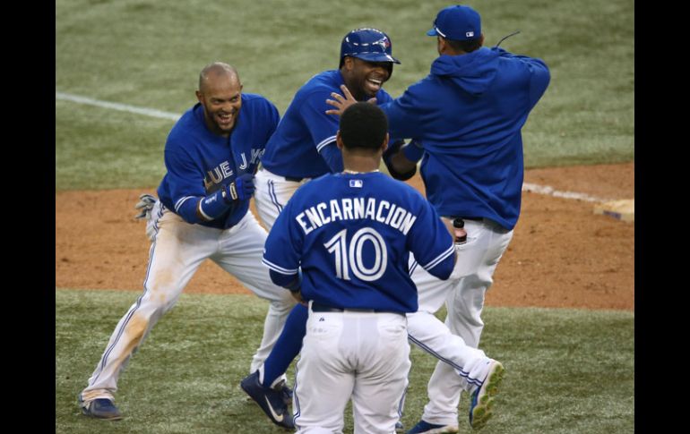 Toronto festeja el triunfo ante Texas luego de un largo partido. AFP /