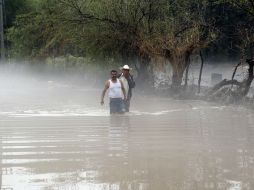 Elementos se únen en rescate de la población afectada por la tromba. ESPECIAL /