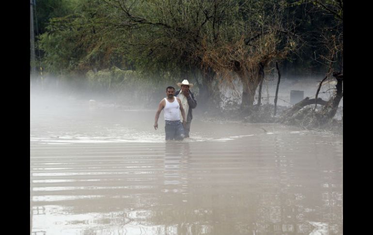 Elementos se únen en rescate de la población afectada por la tromba. ESPECIAL /