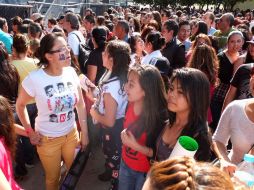 Con playeras pintadas a mano, las jóvenes de nueve y 12 años comentan que fue difícil encontrar boletos más no imposible. NTX /