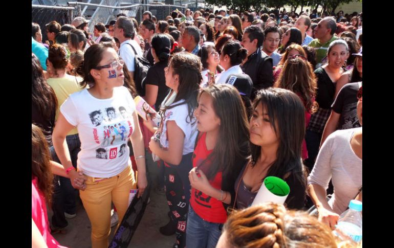 Con playeras pintadas a mano, las jóvenes de nueve y 12 años comentan que fue difícil encontrar boletos más no imposible. NTX /