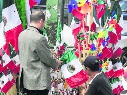 Los chinos producen moños tricolores para el cabello, sombreros, adornos de papel, muñecos de charros y Adelitas. EL INFORMADOR /