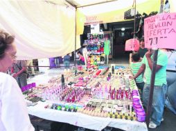 En el tianguis de Santa Tere varios puestos ofertan todo tipo de cosméticos, los cuales venden como ''originales'' a precios accesibles EL INFORMADOR /