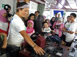 Tripulación del ''Rainbow Warrior'' explica los controles del mismo a visitantes indonesios. EFE /