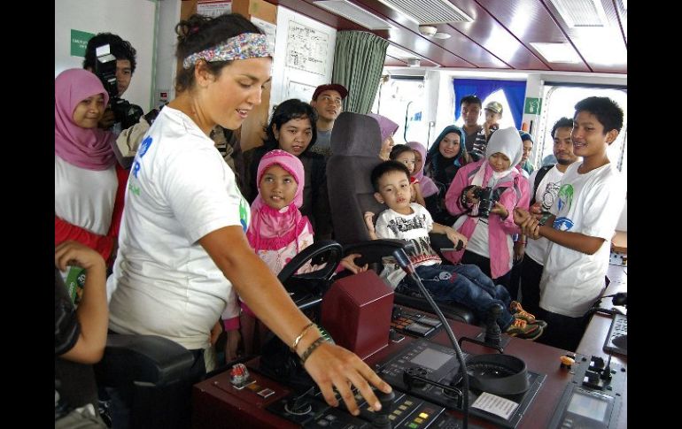 Tripulación del ''Rainbow Warrior'' explica los controles del mismo a visitantes indonesios. EFE /