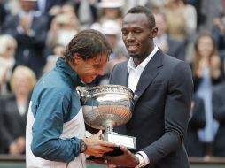 Usain entregó al español el trofeo del Abierto de París. EFE /