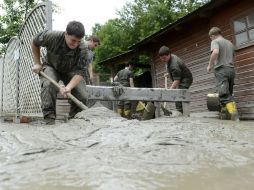 Al menos seis pueblos se vieron afectados por las inundaciones y los deslizamientos de tierra. EFE /