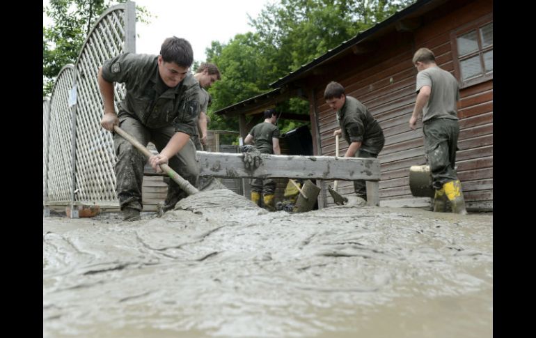 Al menos seis pueblos se vieron afectados por las inundaciones y los deslizamientos de tierra. EFE /