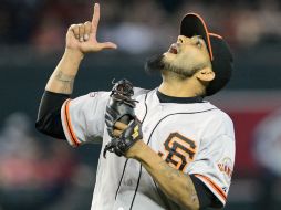 Sergio Romo celebra la victoria de su equipo frente a los Diamantes de Arizona. AFP /