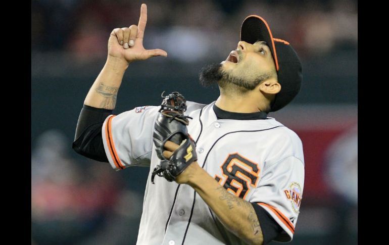 Sergio Romo celebra la victoria de su equipo frente a los Diamantes de Arizona. AFP /