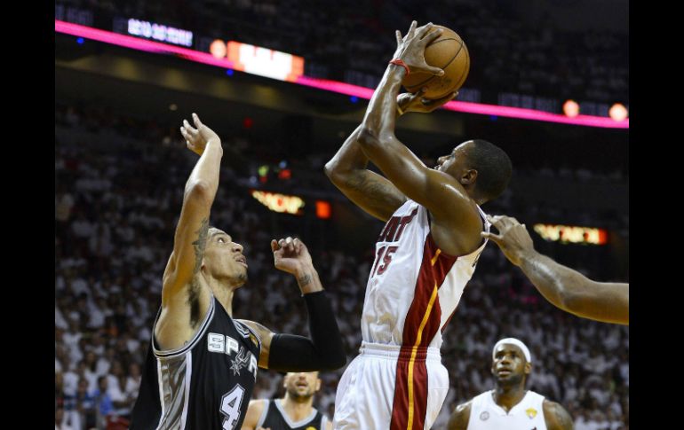 Mario Chalmers del Heat (C) y Danny Green de Spurs (L), durante el partido. EFE /