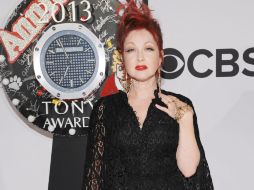 Cindy Lauper posa en la alfombra roja de los Premios Tony 2013. AFP /