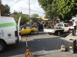 Al lugar del accidente acuden las autoridades para realizar los peritajes.  /