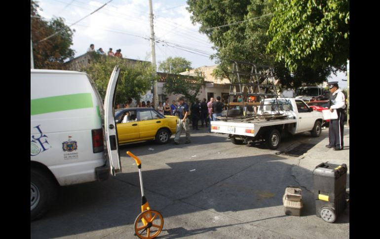 Al lugar del accidente acuden las autoridades para realizar los peritajes.  /