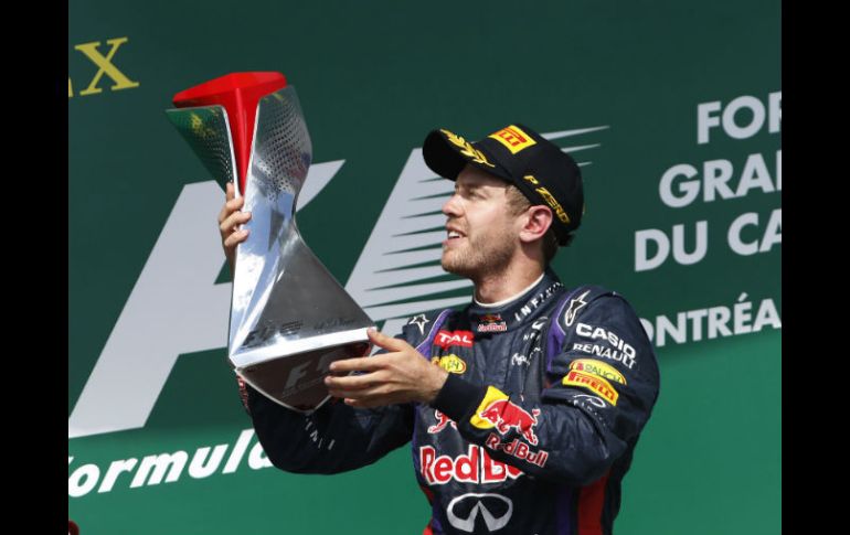 Uno más. Sebastian Vettel levanta el trofeo que ganó tras conquistar el Gran Premio de Canadá. EFE /