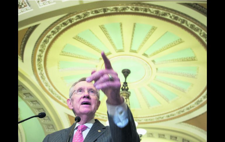 Harry Reid, líder demócrata en el Senado, permitirá un proceso abierto y transparente, para lograr enmiendas que mejoren la propuesta. AP /