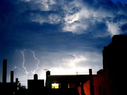 Tormenta eléctrica, mezcla de humedad y aire seco en las alturas. ARCHIVO /