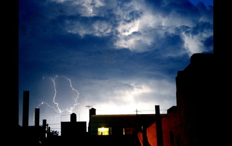 Tormenta eléctrica, mezcla de humedad y aire seco en las alturas. ARCHIVO /