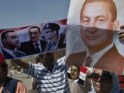 Manifestantes apoyan al ex presidente egipcio en las afueras del Tribunal Penal de El Cairo. AFP /