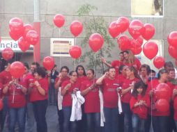 Médicos, voluntarios y asociaciones civiles elevan globos rojos para conmemorar el Día Mundial del Donante Altruista de Sangre.  /