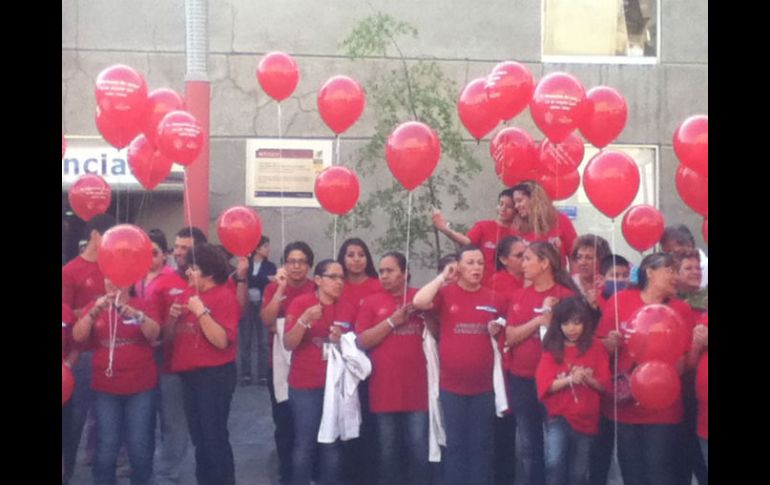 Médicos, voluntarios y asociaciones civiles elevan globos rojos para conmemorar el Día Mundial del Donante Altruista de Sangre.  /