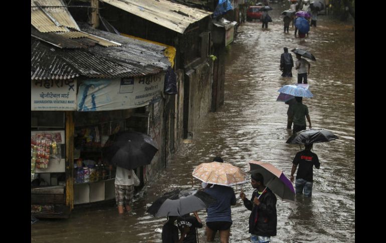 Las operaciones de rescate se han vuelto difíciles por las intensas lluvias que azotan la ciudad. EFE /