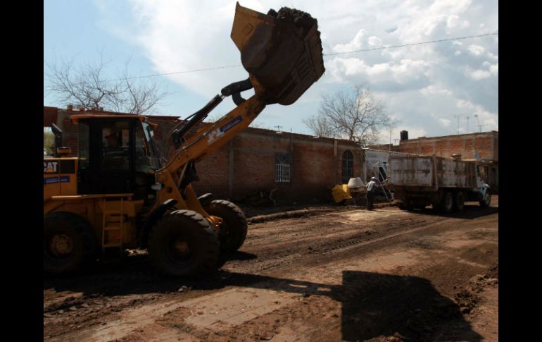 Este lunes continuaban los trabajos de limpieza en las calles.  /