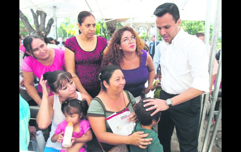 Tesistán. El alcalde de Zapopan, Héctor Robles, en la presentación de un programa de apoyos económicos. EL INFORMADOR /