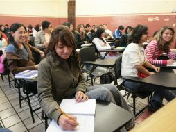 A partir de hoy será obligación de los padres de familia, así como del Estado, que los hijos estudien mínimo hasta preparatoria. EL INFORMADOR /