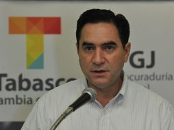 El titular de la Procuraduría General de Justicia de Tabasco, Fernando Valenzuela Pernas, encabeza una conferencia de prensa. NTX /