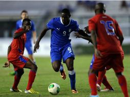 Mario Balotelli, de Italia, poco pudo hacer ante la defensa caribeña. EFE /