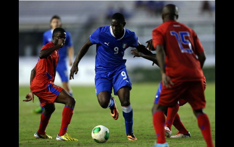 Mario Balotelli, de Italia, poco pudo hacer ante la defensa caribeña. EFE /