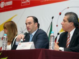 Francisco Beckmann (c), director de la Cámara Nacional de Comercio de Guadalajara (Canaco), en rueda de prensa sobre el evento.  /