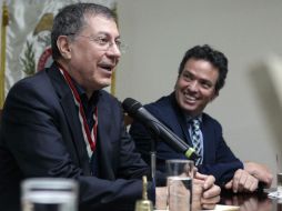 González Escoto junto a Diego Petersen (d) durante la presentación del libro.  /
