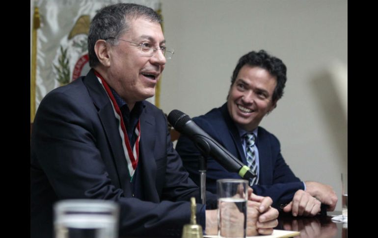 González Escoto junto a Diego Petersen (d) durante la presentación del libro.  /