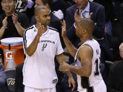 Tony Parker y Gary Neal festejan el triunfo de San Antonio. AFP /