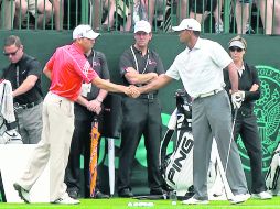 Sergio García y Tiger Woods se saludan durante la primera práctica, tras los comentarios racistas del español hacia el estadounidense. AP /