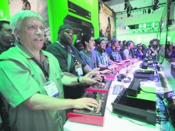 Entretenidos. Los primeros usuarios de la Xbox lo prueban en la Electronic Entertainment Expo. AP /