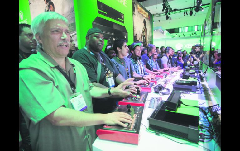 Entretenidos. Los primeros usuarios de la Xbox lo prueban en la Electronic Entertainment Expo. AP /