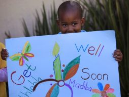 Un niño sostiene una pancarta para desear una pronta recuperación al expresidente sudafricano, Nelson Mandela. EFE /