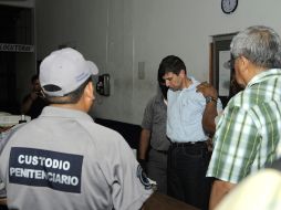 José Manuel Saíz Pineda mientras es conducido al interior del reclusorio en el Estado de Tabasco. ARCHIVO /