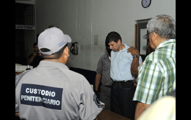 José Manuel Saíz Pineda mientras es conducido al interior del reclusorio en el Estado de Tabasco. ARCHIVO /