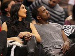 Kim Kardashian y Kanye West en un partido de la NBA. ARCHIVO /