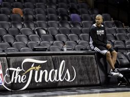 Tony Parker tuvo que ser revisado yno vio acción en al práctica de San Antonio. AP /