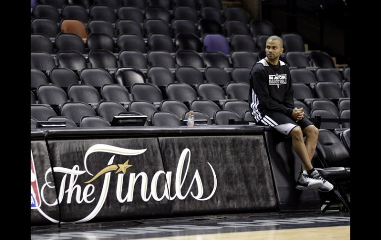 Tony Parker tuvo que ser revisado yno vio acción en al práctica de San Antonio. AP /