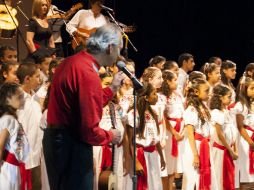 Una noche especial para Paco Padilla y el Coro de niños Xaliscantos, formado con alumnos del Instituto Nueva Galicia. ARCHIVO /