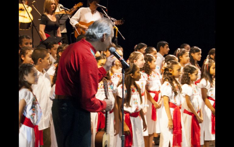 Una noche especial para Paco Padilla y el Coro de niños Xaliscantos, formado con alumnos del Instituto Nueva Galicia. ARCHIVO /