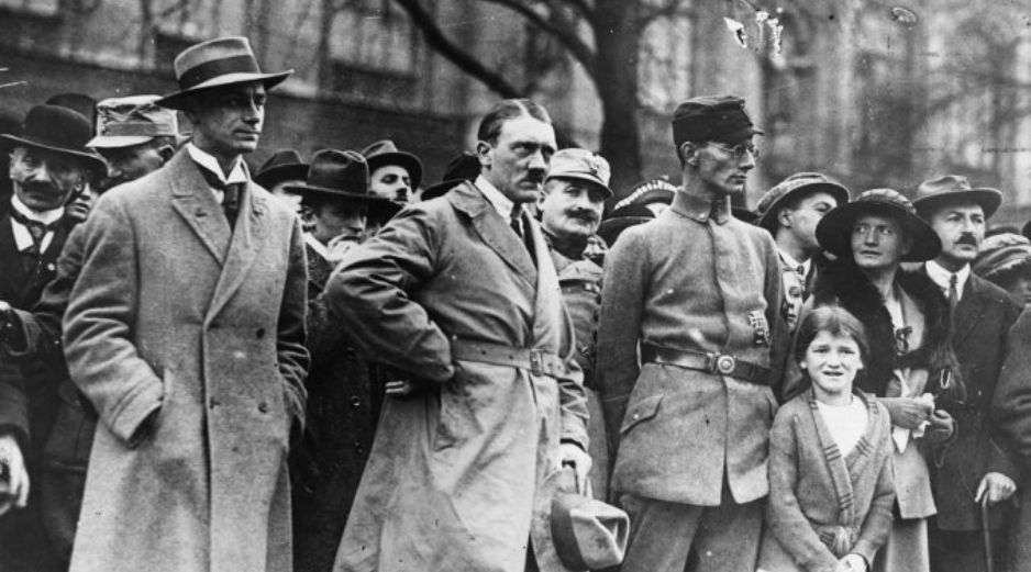 Alfred Rosenberg, Hitler y el Dr. Friedrich Weber durente el ''Putsch'' de Múnich. ARCHIVO /