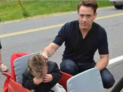 Robert Downey Jr. trata de consolar angustiado a Jaxson, quien se cubre su cara con frustración. ESPECIAL /