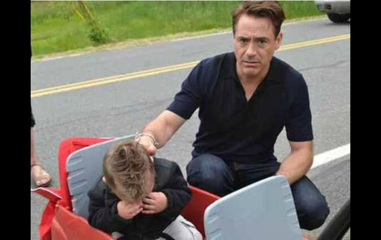 Robert Downey Jr. trata de consolar angustiado a Jaxson, quien se cubre su cara con frustración. ESPECIAL /